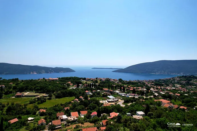 Urbanisiertes Grundstück – 400 m² in Podi